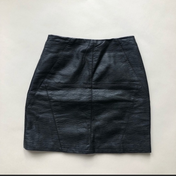 Faux leather mini skirt NWT - Picture 2 of 3